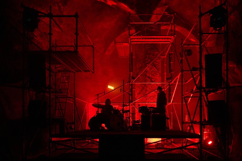 Barlangműv&eacute;szet &eacute;s fut&oacute;diszk&oacute; kelti &uacute;j &eacute;letre a kőb&aacute;nyai pincerendszert