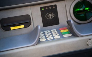 Bezuhant a készpénzfelvételek száma, miközben soha nem volt ennyi ATM