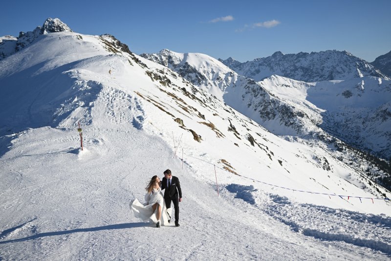 Bunkerbuli, t&aacute;trai menyegző &eacute;s par&aacute;zsugr&aacute;s a h&eacute;t k&eacute;pein