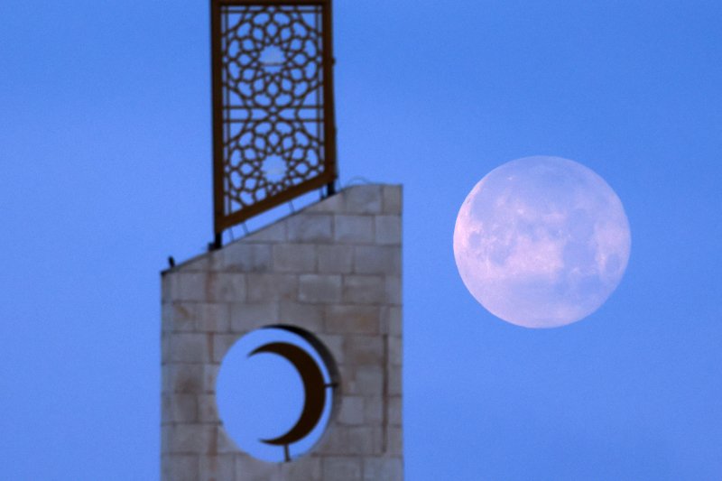 Csod&aacute;latos fot&oacute;kon a vil&aacute;g nagyv&aacute;rosait beragyog&oacute; v&eacute;rhold