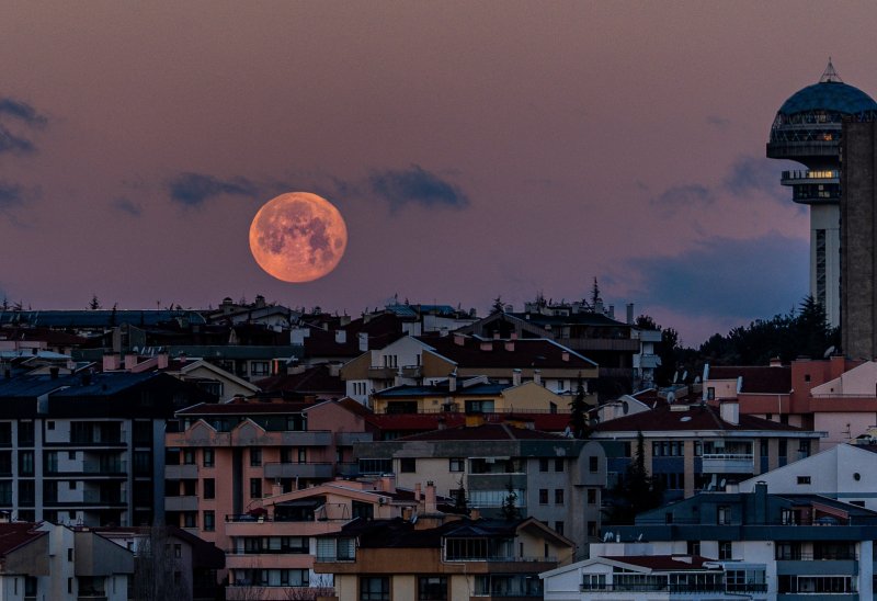 Csod&aacute;latos fot&oacute;kon a vil&aacute;g nagyv&aacute;rosait beragyog&oacute; v&eacute;rhold