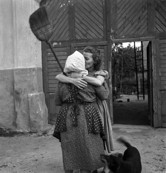 "Csod&aacute;latos fotogr&aacute;fi&aacute;k &eacute;s csod&aacute;latos bar&aacute;ts&aacute;gok sz&uuml;lettek" &ndash; v&aacute;logat&aacute;s&nbsp;Keleti &Eacute;va k&eacute;peiből