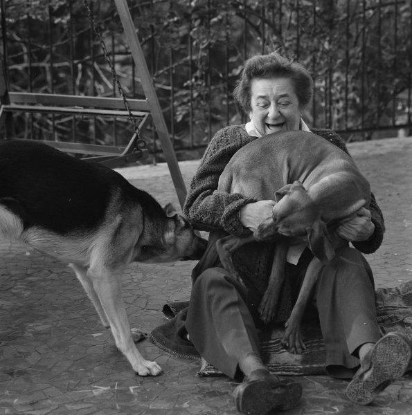 "Csod&aacute;latos fotogr&aacute;fi&aacute;k &eacute;s csod&aacute;latos bar&aacute;ts&aacute;gok sz&uuml;lettek" &ndash; v&aacute;logat&aacute;s&nbsp;Keleti &Eacute;va k&eacute;peiből