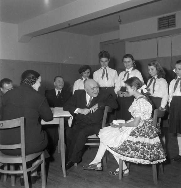 "Csod&aacute;latos fotogr&aacute;fi&aacute;k &eacute;s csod&aacute;latos bar&aacute;ts&aacute;gok sz&uuml;lettek" &ndash; v&aacute;logat&aacute;s&nbsp;Keleti &Eacute;va k&eacute;peiből