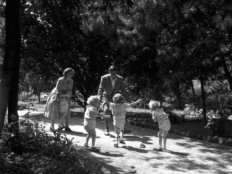 "Csod&aacute;latos fotogr&aacute;fi&aacute;k &eacute;s csod&aacute;latos bar&aacute;ts&aacute;gok sz&uuml;lettek" &ndash; v&aacute;logat&aacute;s&nbsp;Keleti &Eacute;va k&eacute;peiből