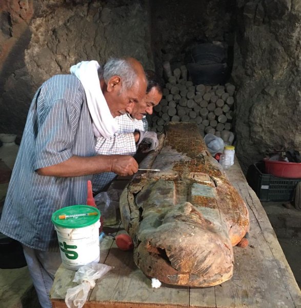 Díszes koporsójú ókori múmiákat találtak Egyiptomban