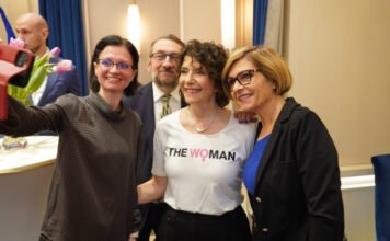 Dobrev Klára The Woman feliratú pólóval üzent Magyar Péternek nőnapon