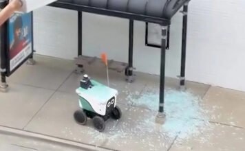 Ételfutár robotok tettek tönkre több buszmegállót Chicagóban