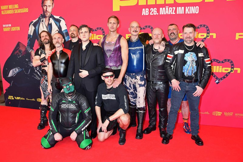 Egy Abba-emlékkoncertről se lógott volna ki Alexander Skarsgard a lila felsőjében, amit a minap felkapott