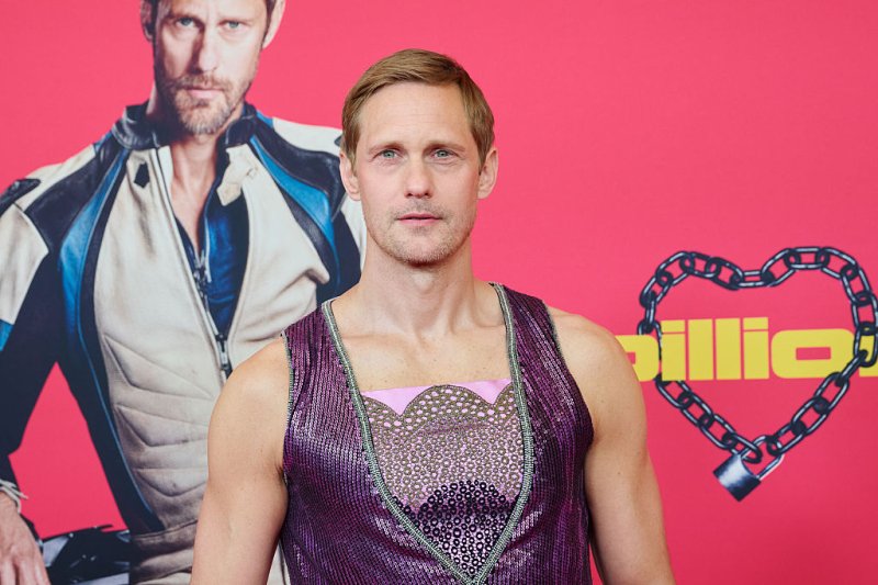 Egy Abba-emlékkoncertről se lógott volna ki Alexander Skarsgard a lila felsőjében, amit a minap felkapott