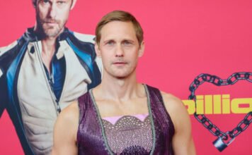 Egy Abba-emlékkoncertről se lógott volna ki Alexander Skarsgard a lila felsőjében, amit a minap felkapott