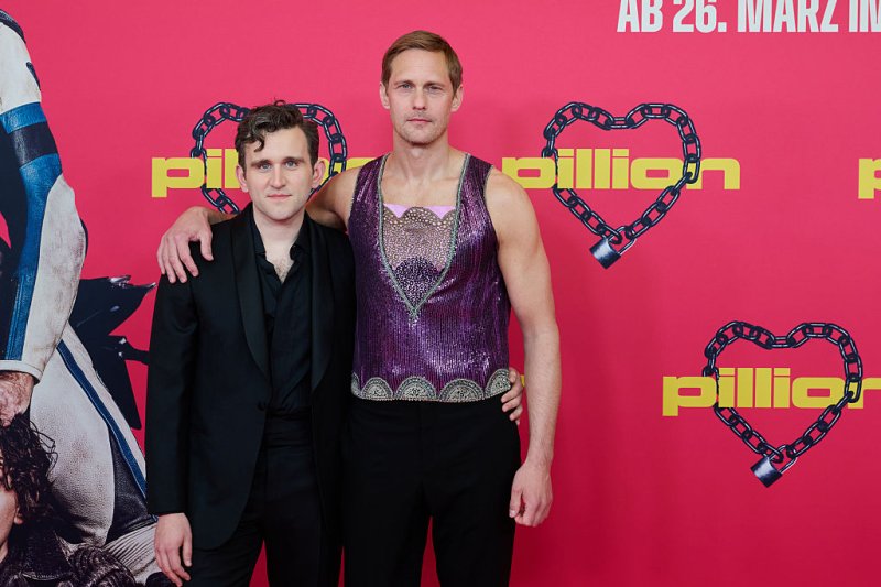 Egy Abba-emlékkoncertről se lógott volna ki Alexander Skarsgard a lila felsőjében, amit a minap felkapott