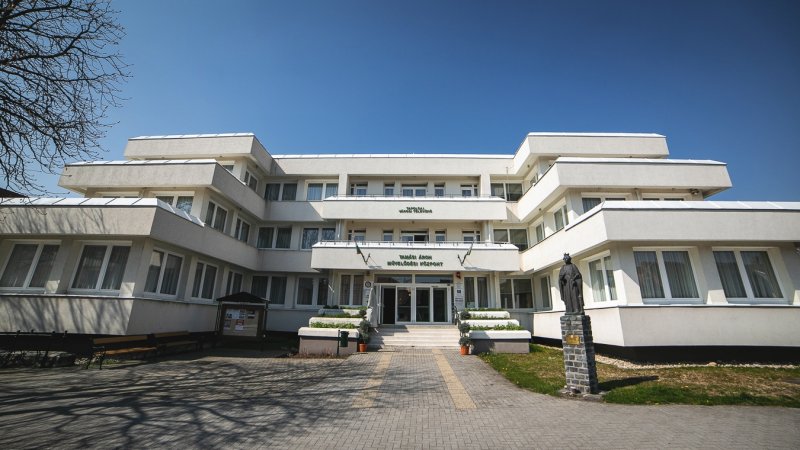 Előker&uuml;lt a tapolcai zsinag&oacute;ga megsemmis&uuml;ltnek hitt d&iacute;sze, a falban rejtőz&ouml;tt