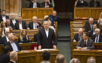„Ezek bűnözők” – a Szőlő utcai visszaélésekről és Juhász Péter Pálról kérdezték Orbánt a parlamentben