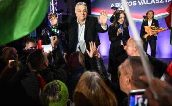 „Ezt a teret még egy óvodai gyerekműsor is megtölti” – Orbán Viktor szentendrei fellépésén sok minden a Tiszára emlékeztetett