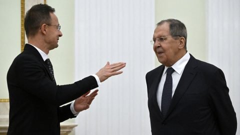 Felh&ouml;rd&uuml;lt a szlov&aacute;k ellenz&eacute;k Szijj&aacute;rt&oacute; kavar&aacute;sa miatt