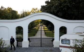 Hadházy: Etikai-fegyelmi vizsgálat indul a Hatvanpuszta tervezője ellen az Építészkamarában