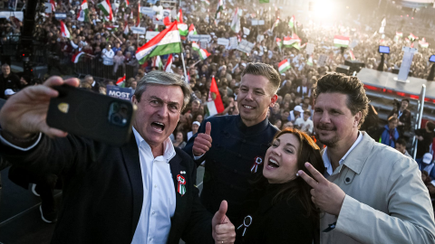 "Hol van a p&eacute;nz?" &ndash; Az MNB-botr&aacute;ny v&aacute;ros&aacute;ban ellent&uuml;ntetők v&aacute;rt&aacute;k Orb&aacute;n Viktort