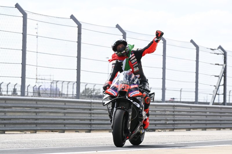 Horrorbaleset a motorversenyen, előker&uuml;lt a piros z&aacute;szl&oacute;