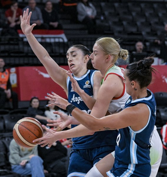 Hosszabb&iacute;t&aacute;s ut&aacute;ni győzelemmel f&eacute;l l&aacute;bbal kijutott a v&eacute;b&eacute;re a női kos&aacute;rlabda-v&aacute;logatott