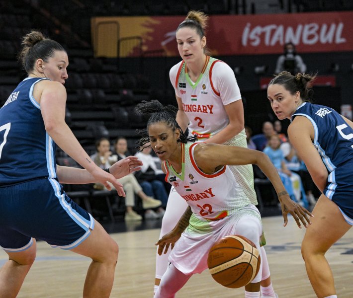 Hosszabb&iacute;t&aacute;s ut&aacute;ni győzelemmel f&eacute;l l&aacute;bbal kijutott a v&eacute;b&eacute;re a női kos&aacute;rlabda-v&aacute;logatott