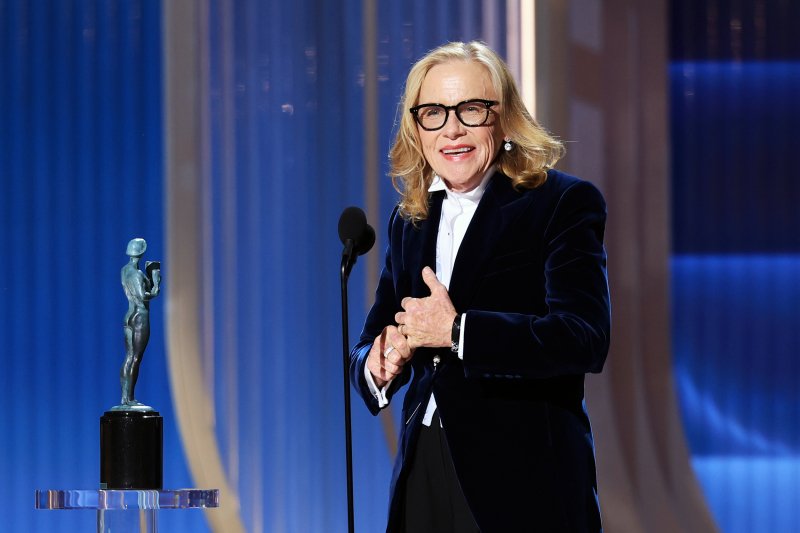 Husz&aacute;rkab&aacute;t, Trump-ellenes kitűzők &eacute;s &eacute;letműd&iacute;jat kap&oacute; legenda &ndash; k&eacute;peken az idei SAG-d&iacute;j&aacute;tad&oacute;