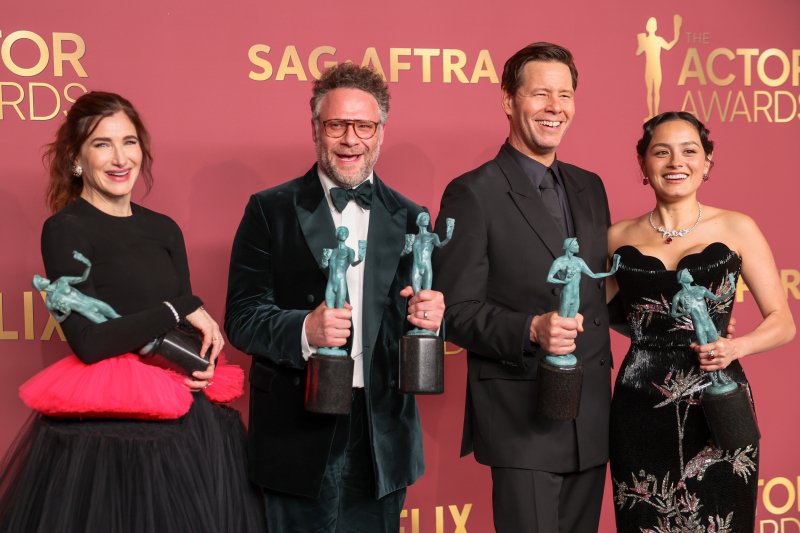 Husz&aacute;rkab&aacute;t, Trump-ellenes kitűzők &eacute;s &eacute;letműd&iacute;jat kap&oacute; legenda &ndash; k&eacute;peken az idei SAG-d&iacute;j&aacute;tad&oacute;