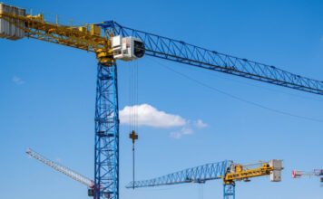 Ingatlanmutyi: 28 kisgyerekes család fut a pénze után, miután az építő kiszállt a bizniszből