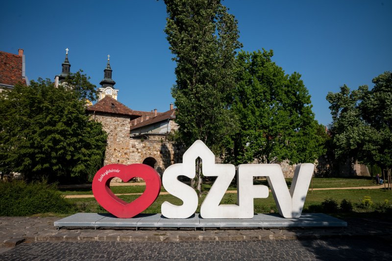 Ingatlanmutyi: 28 kisgyerekes csal&aacute;d fut a p&eacute;nze ut&aacute;n, miut&aacute;n az &eacute;p&iacute;tő kisz&aacute;llt a bizniszből