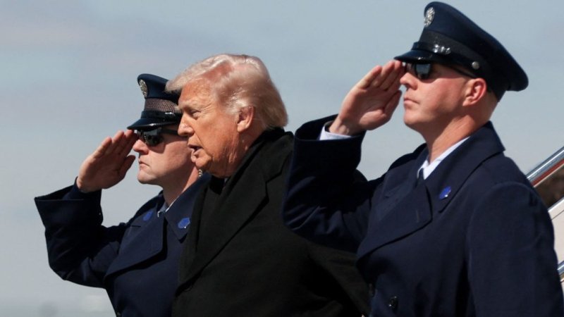 Ir&aacute;ni h&aacute;bor&uacute;: Trump a meghalt amerikai katon&aacute;k fogad&aacute;si cerem&oacute;ni&aacute;j&aacute;n