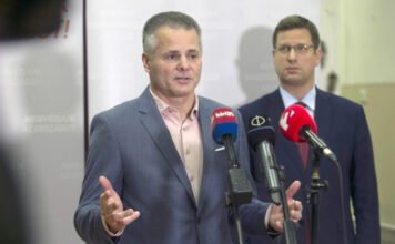 Iskolában kampányolt a fideszes Gulyással, elmarasztalták