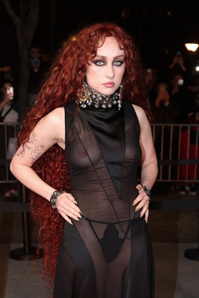 Ism&eacute;t villantott Chappell Roan: &aacute;ttetsző ruh&aacute;ja mindent megmutatott