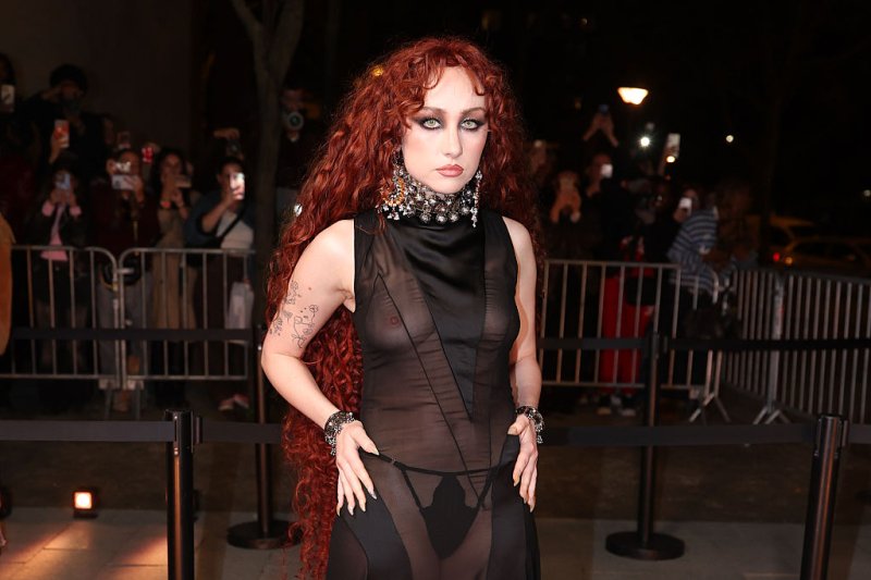 Ism&eacute;t villantott Chappell Roan: &aacute;ttetsző ruh&aacute;ja mindent megmutatott