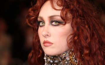 Ismét villantott Chappell Roan: áttetsző ruhája mindent megmutatott