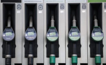 Kilőttek az árak a kutakon: ennyiért lehet tankolni a szomszédos országokban