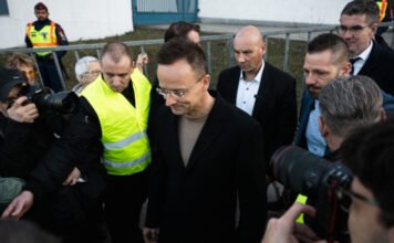 Kirúgta az ATV a Szjjártónak alákérdező riportert – videó