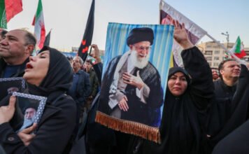 Légicsapások következtében meghalt Irán legfőbb vezetője