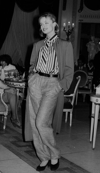 Ma m&aacute;r alig eml&eacute;kszik valaki arra, hogy Andr&aacute;s herceg a Csengetett, Mylord? egyik szereplőj&eacute;vel is viszonyt folytatott