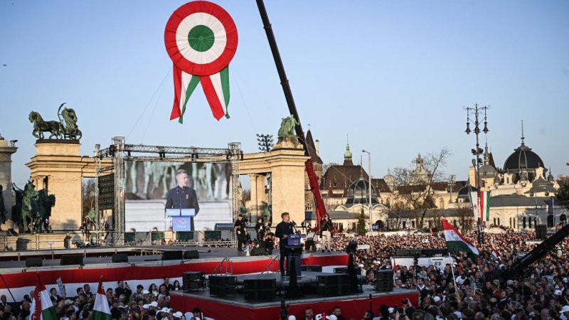 Március 15. percről percre: Az Andrássy úton vonul a Tisza Párt menete