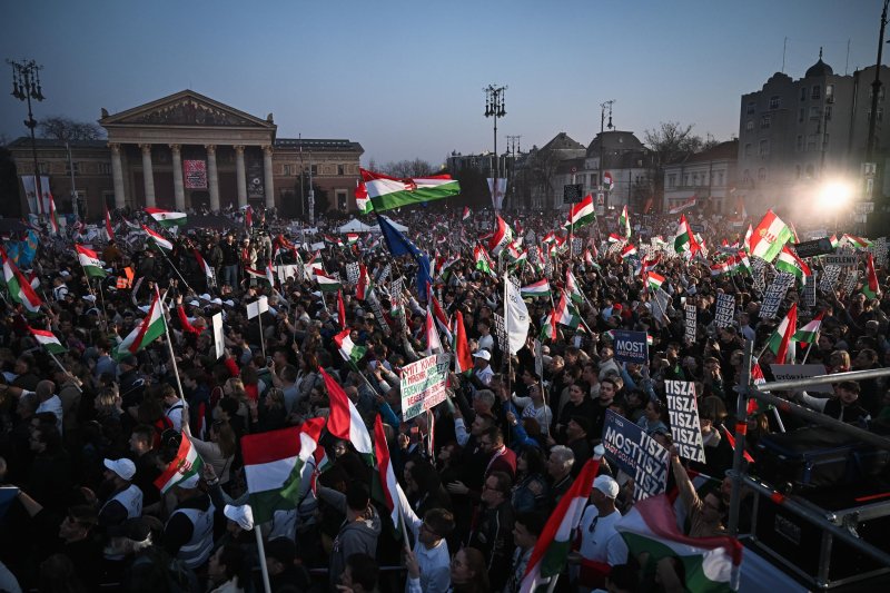 Március 15. percről percre: Az Andrássy úton vonul a Tisza Párt menete