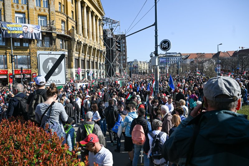 M&aacute;rcius 15. percről percre: Orb&aacute;n a Kossuth t&eacute;ren besz&eacute;l, mik&ouml;zben m&aacute;r gy&uuml;lekeznek a tisz&aacute;sok