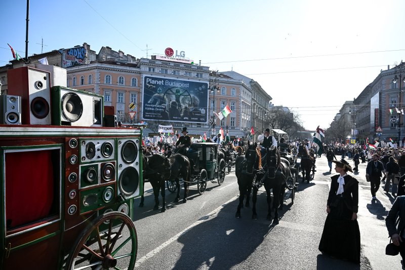M&aacute;rcius 15. percről percre: Orb&aacute;n a Kossuth t&eacute;ren besz&eacute;l, mik&ouml;zben m&aacute;r gy&uuml;lekeznek a tisz&aacute;sok