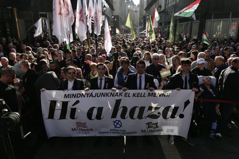 M&aacute;rcius 15. percről percre: Orb&aacute;n a Kossuth t&eacute;ren besz&eacute;l, mik&ouml;zben m&aacute;r gy&uuml;lekeznek a tisz&aacute;sok