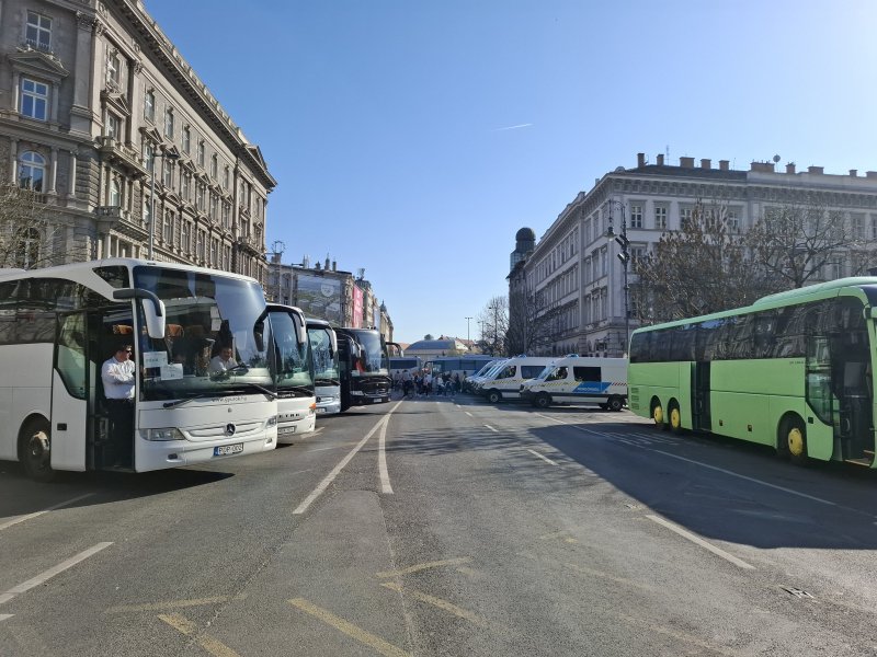 M&aacute;rcius 15. percről percre: Orb&aacute;n a Kossuth t&eacute;ren besz&eacute;l, mik&ouml;zben m&aacute;r gy&uuml;lekeznek a tisz&aacute;sok