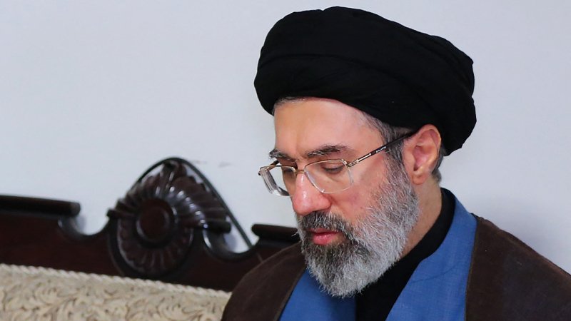 Meg&aacute;ll&iacute;thatatlanul emelkednek az olaj&aacute;rak, H&aacute;menei fia az &uacute;j legfelsőbb vezető Ir&aacute;nban