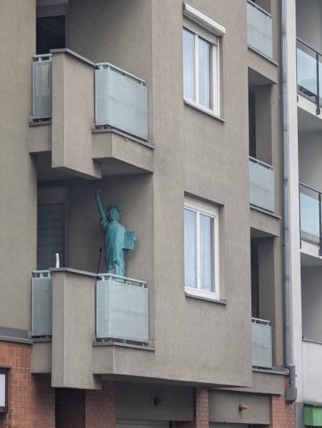 Megunta a panell&eacute;tet, &Uacute;jpestre k&ouml;lt&ouml;z&ouml;tt a főv&aacute;ros erk&eacute;lyen &aacute;ll&oacute; Szabads&aacute;g-szobra