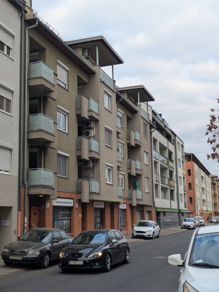 Megunta a panell&eacute;tet, &Uacute;jpestre k&ouml;lt&ouml;z&ouml;tt a főv&aacute;ros erk&eacute;lyen &aacute;ll&oacute; Szabads&aacute;g-szobra