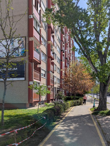 Megunta a panell&eacute;tet, &Uacute;jpestre k&ouml;lt&ouml;z&ouml;tt a főv&aacute;ros erk&eacute;lyen &aacute;ll&oacute; Szabads&aacute;g-szobra