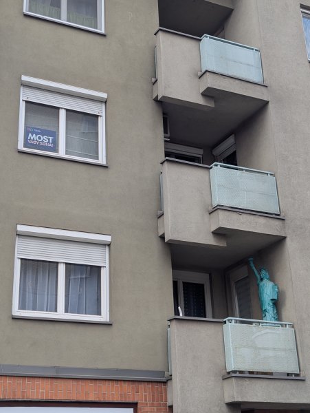 Megunta a panell&eacute;tet, &Uacute;jpestre k&ouml;lt&ouml;z&ouml;tt a főv&aacute;ros erk&eacute;lyen &aacute;ll&oacute; Szabads&aacute;g-szobra