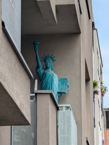 Megunta a panell&eacute;tet, &Uacute;jpestre k&ouml;lt&ouml;z&ouml;tt a főv&aacute;ros erk&eacute;lyen &aacute;ll&oacute; Szabads&aacute;g-szobra